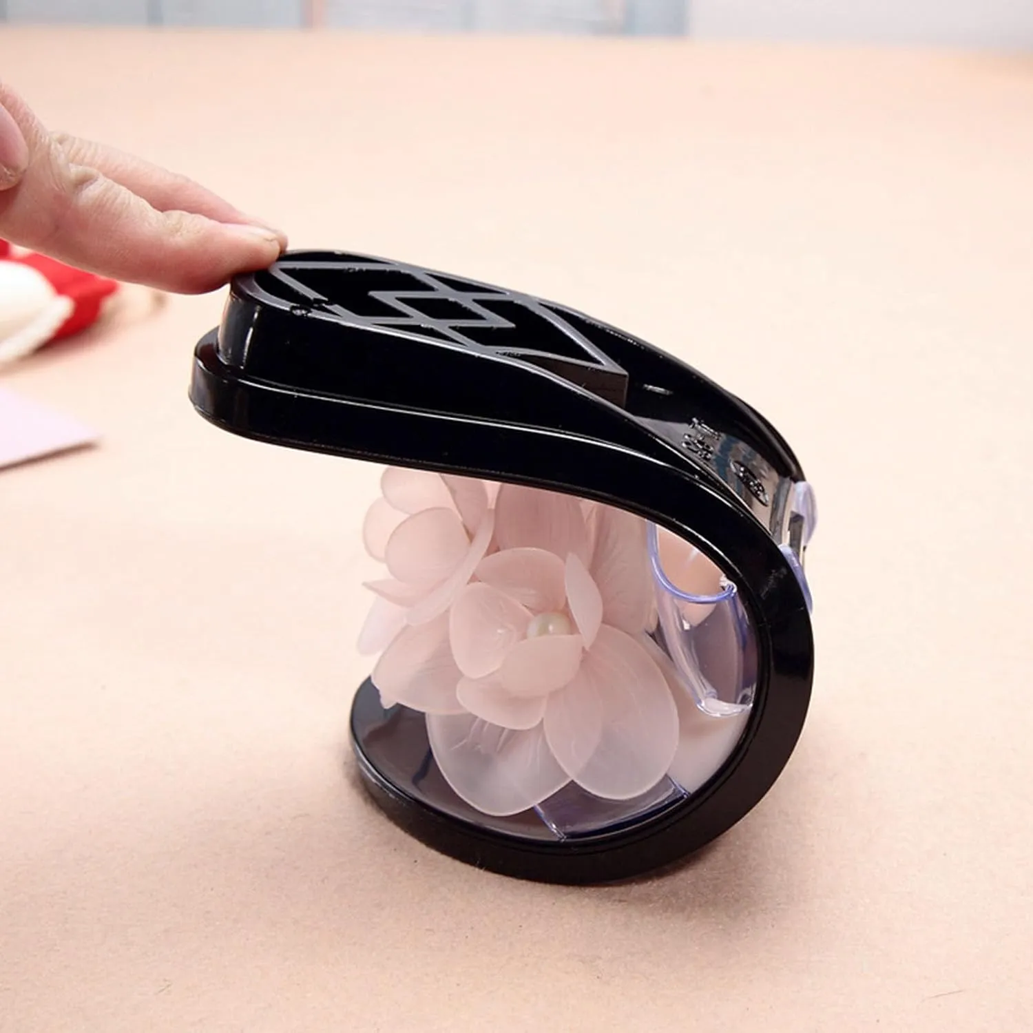 Women's Fashionable Flat Bottomed Transparent Outer Wearing Jelly Sandals Summer Fashion Flower Crystal Beach Slippers